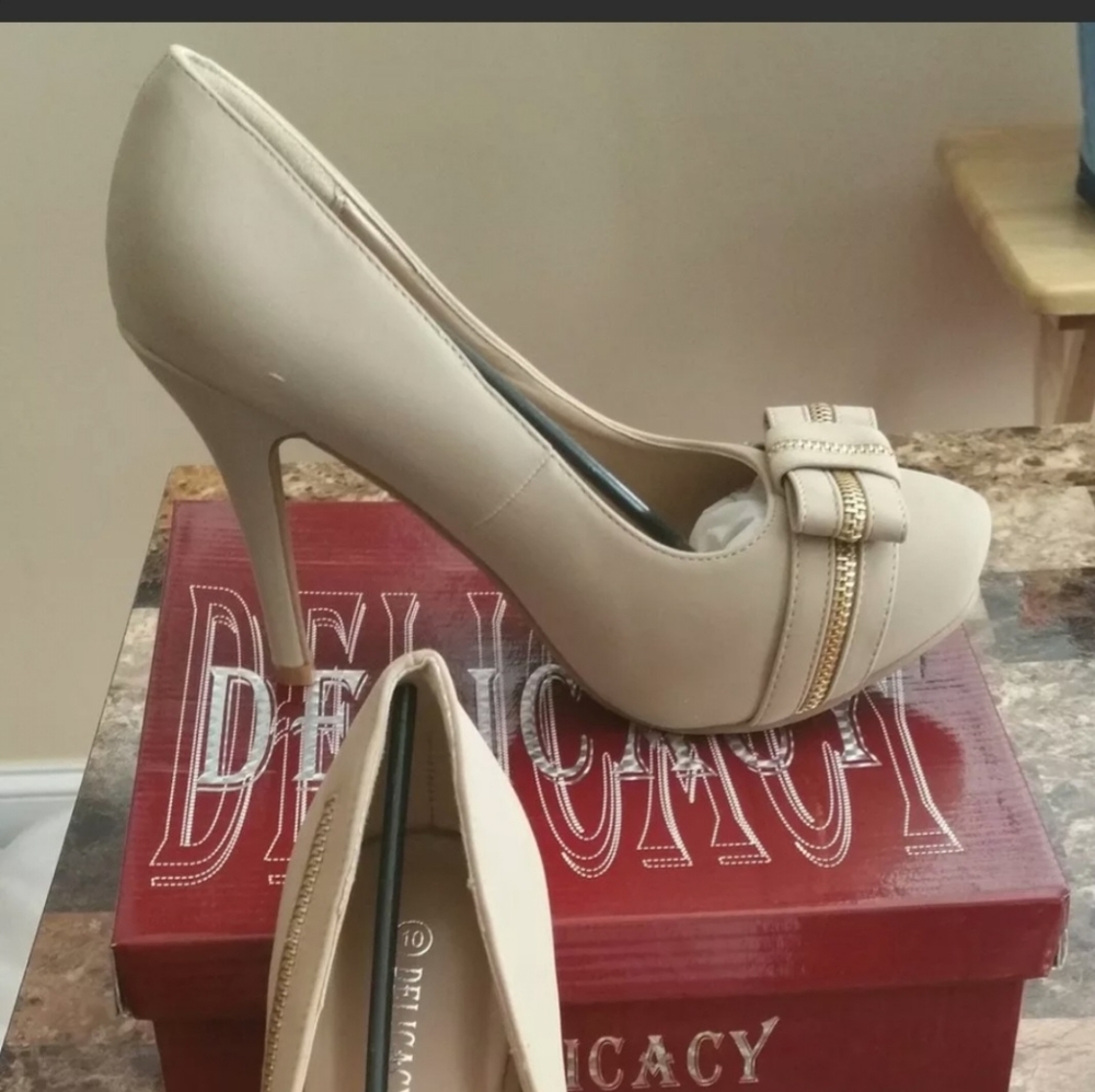***NIB DELICACY BEIGE HEELS***